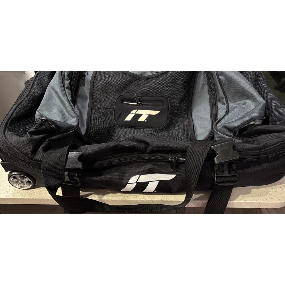 IT Luggage Trunk Duffel Rolling 2-Wheel 30" x 15 X 15 Very Good Clean Condition